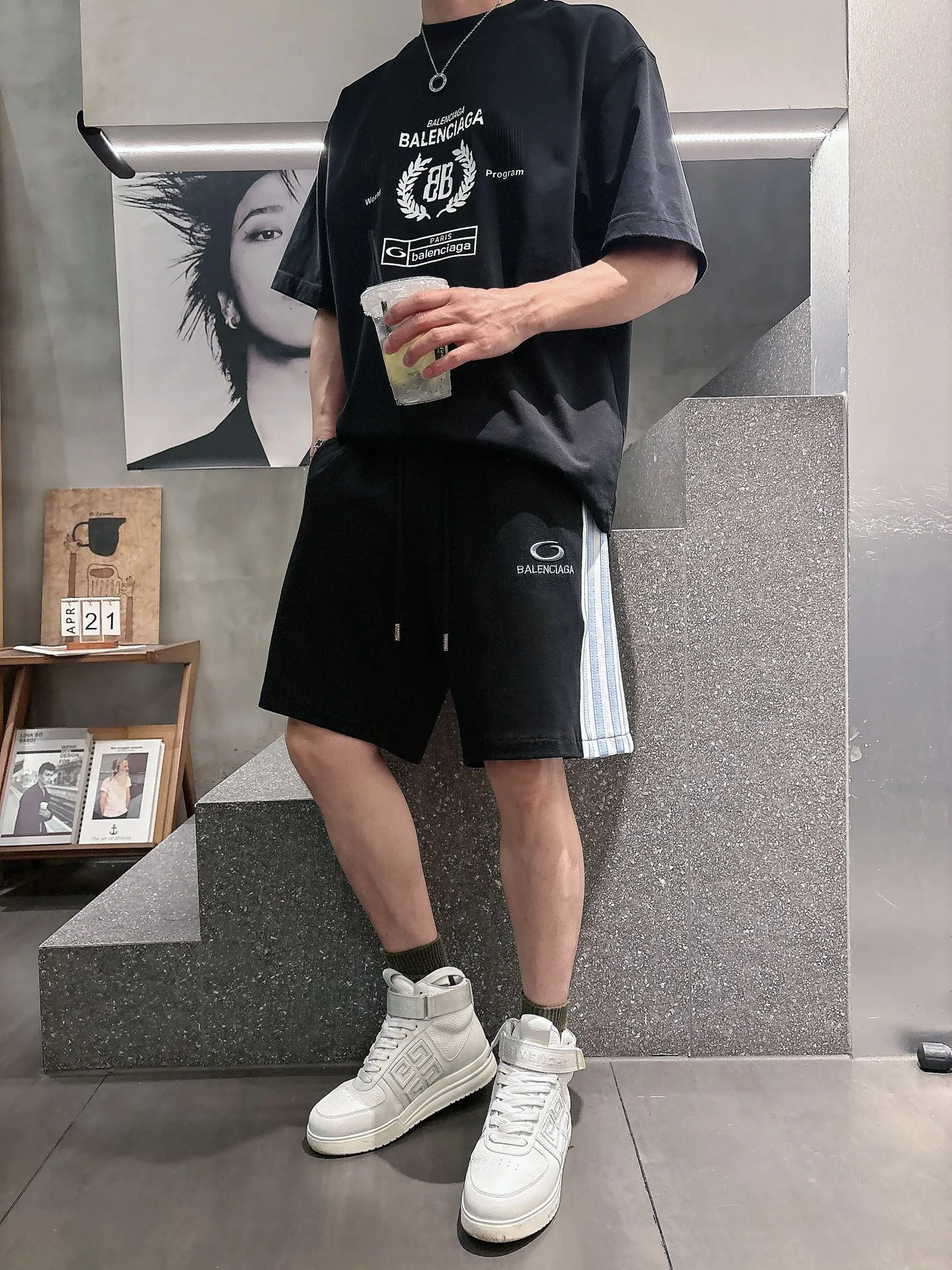 Balenciaga's three-standard complete 2026 summer New Arrival men's casual shorts, advanced custom-made Breathable fabric, Breathable fabric, extremely stretchy and comfortable, impeccable details, top-grade accessories, original logo design concept, delicate and soft feel! The upper body fit is awesome! Size: M-XXXL Please state your height and weight when ordering